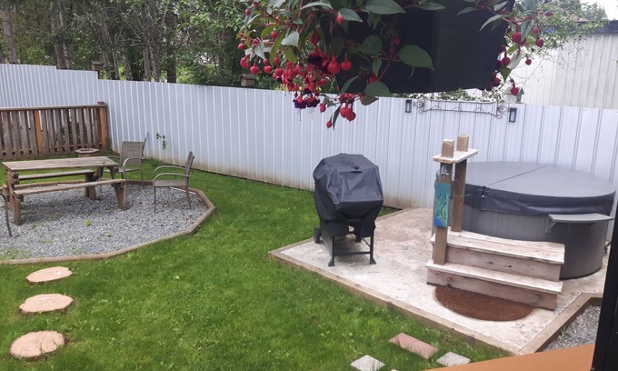 Regional District of Nanaimo House | Adorable Cottage. Hot Tub, BBQ, Propane firepit. Queen bed, bunk beds. Sleeps 5.