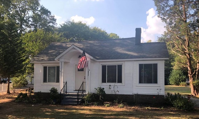 Belmont House | Adorable Cottage in Belmont