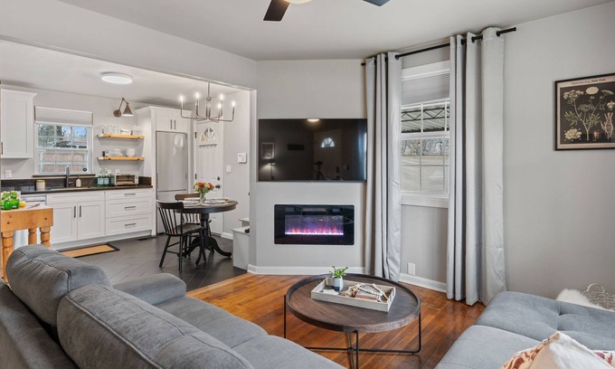 Franklin Cottage | Adorable cottage in Franklin l Detached home l Pet friendly l Close to town