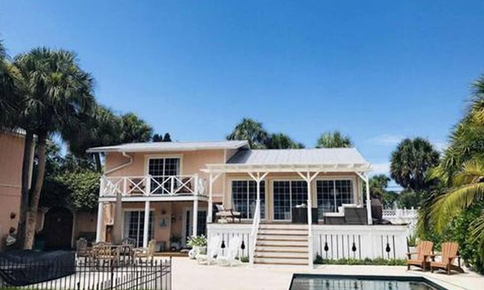 Nokomis House | Adorable Cottage On Casey Key