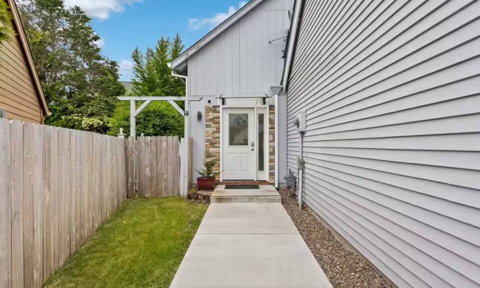 Vancouver Apartment | Adorable, cozy 2 bedroom guesthouse, close to PDX, built to work away from home