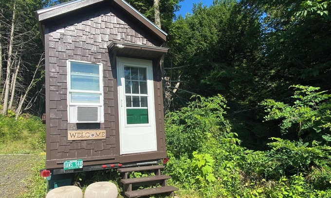 East Randolph Cabin | Adorable Cozy Tiny House perfect for skiing Vermont.