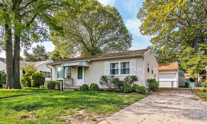 Villas House | Adorable Fully Updated Beach House - Pet Friendly