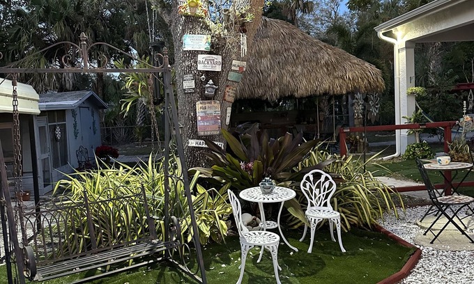 Sunset Park Cottage | Adorable Guest house with 2 bedrooms-Great Location