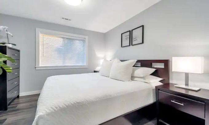 Lakeland North House | Adorable guest house with balcony