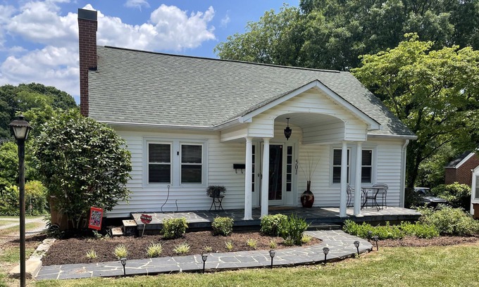 Lincolnton House | Adorable home in heart of Lincolnton, walking distance to shops breweries dining