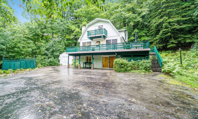 Frankfort House | Adorable home with private balcony & wraparound deck