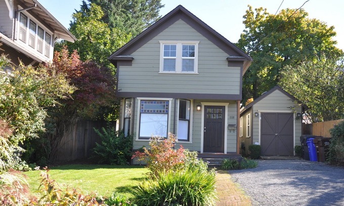 McLoughlin House | Adorable House in the Historic District of Downtown Oregon City