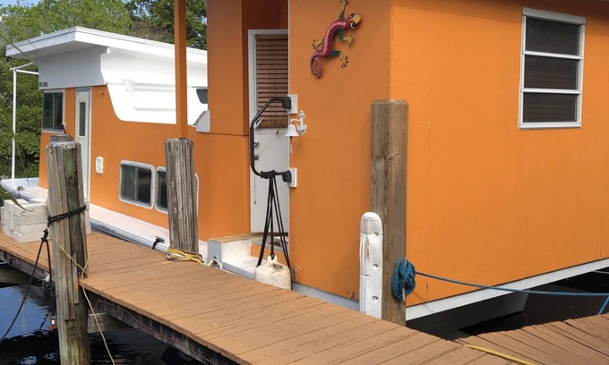 Sailboat Bend Boat Rental | Adorable Houseboat on the river