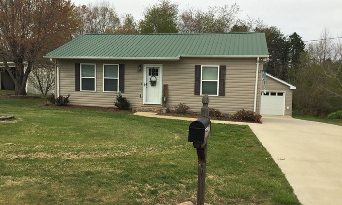 Hudson Cottage | Adorable “Hudson Hideaway Cottage”