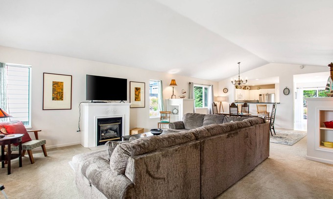 Coupeville House | Adorable island home with beach access, tennis courts, backyard, WiFi & W/D