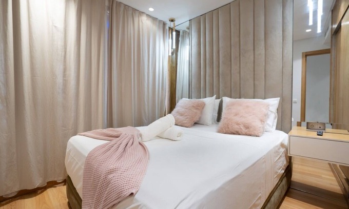 RACINE EXTENSION Apartment | Adorable King Size Bed Flat. Perfect for long Stays