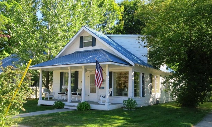 Sandpoint House | Adorable Lake Street Cottage ~ Walk to town ~ Bikes included!