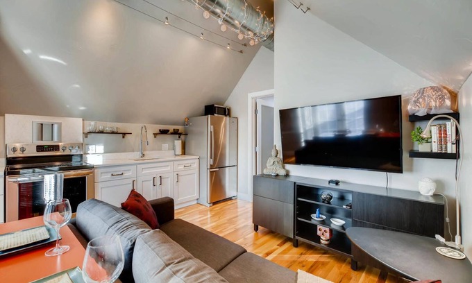 Cole House | Adorable Loft - 1bed/1bath with sunny deck - (30-day min)