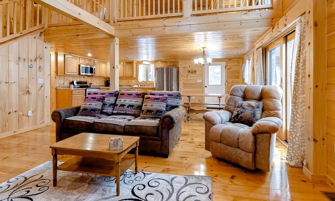 Franconia House | Adorable Log Cabin with Fast WiFi, Mountain Views, Deck, & Gas Fireplace