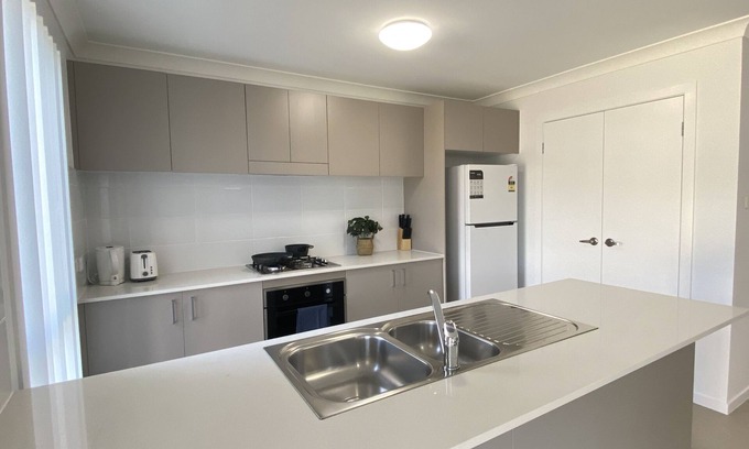 Edmondson Park House | Adorable Modern 4 Br House WiFi & Parking Edmondson Park