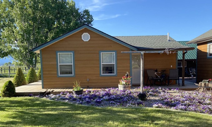 Hamilton Cottage | Adorable Out of Town Guest House