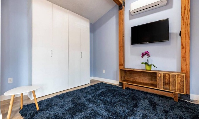 East Central House | Adorable & Pet Friendly-Close to U and Downtown!