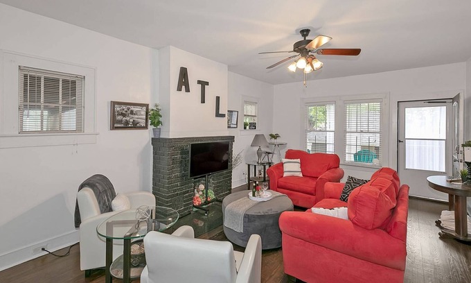 Edgewood House | Adorable PET FRIENDLY/Walkable to everything you need/ Relax on porch/ fenced BY/ covered Parking
