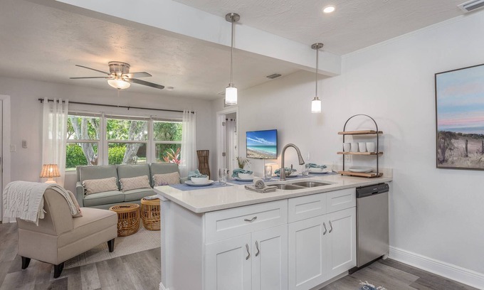 Arlington Park House | Adorable "Seagrass Cottage" | Near Sarasota Beaches | Dog Friendly | Hot Tub & Gazebo