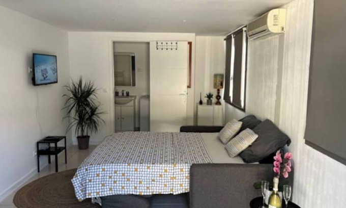 L'Ariane Apartment | Adorable studio (sleeps 3) with parking and outdoor space