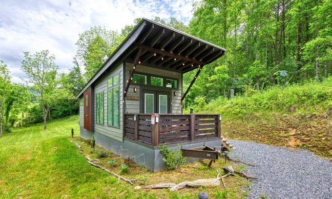 Qualla House | Adorable tiny bungalow with furnished, covered porch, large Smart TV, & W/D