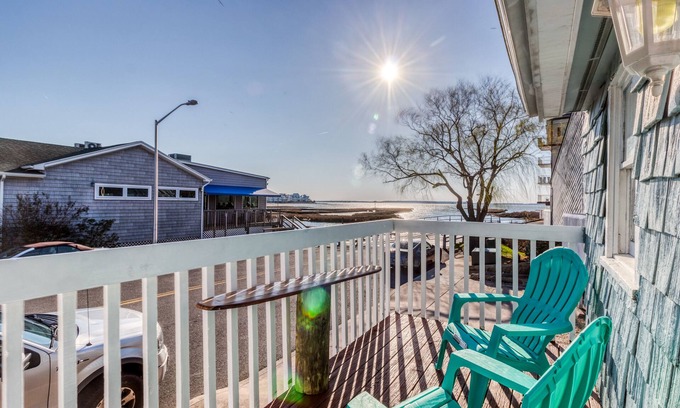 Midtown Ocean City Cottage | Adorable, waterfront beach cottage w/bay view, full kitchen, & free WiFi