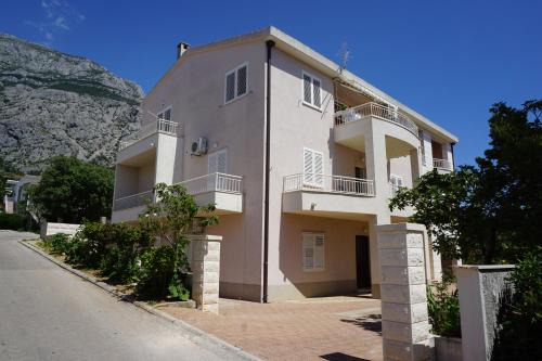 Vrpolje Apartment | Adrion