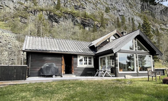 Sor-Aurdal Cabin | Adventure and wilderness in a mountain cabin with canoe, fishing rods, bikes and skiing