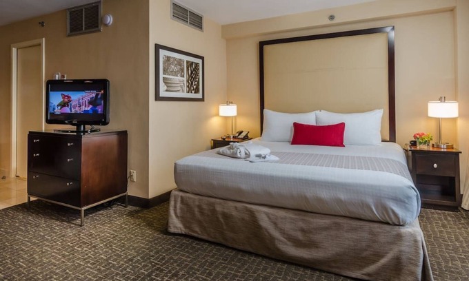 Dupont Circle Hotel | Adventure Awaits! King Unit Near DC Attractions, Bar, Gym!