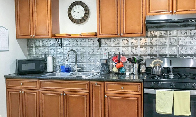 Brookings Apartment | Adventure & Relax "Lee's Harbor Inn Unit B"