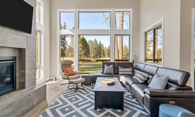 Bend House | Adventure View 3 Bedroom Townhouse by Redawning