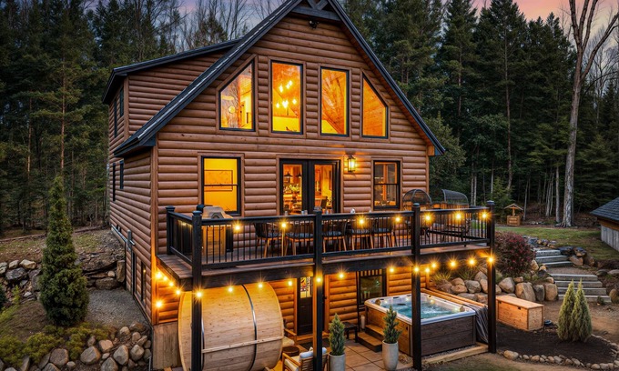 Sunday River Area Cabin | Adventure&Wellness ~Hot Tub ~Sauna ~Yoga+Weights ~Theater ~15min to Sunday River