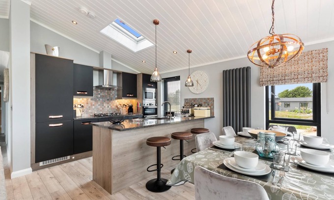 Penally House | Ael-y-bryn - Luxury Lodge Hot Tub Three En-suite Bedrooms