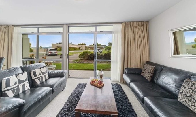 Two Mile Bay Apartment | Affordable One Bedroom Apartment by the Lake