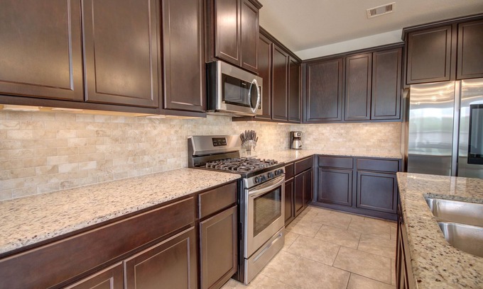 Rosenberg House | Affordable 3-Bedroom Townhouse With Backyard ~ Double Story (Pet Friendly!)