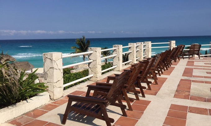 Zona Hotelera Apartment | Affordable Cancun Oceanfront Condo at the "Zona Hotelera" (Hotel Zone)
