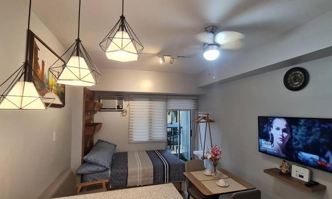 Pio del Pilar Apartment | Affordable Condo in Makati w/Wi-Fi, Netflix, Pool