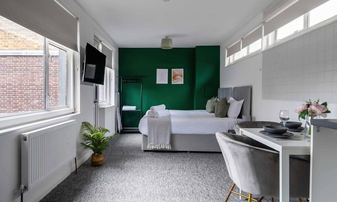 Southgate House | Affordable En-Suite Studio Rooms in London, N14 2B