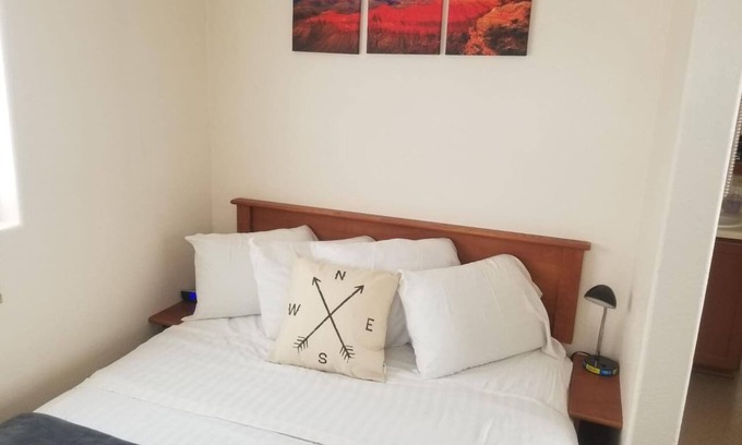 Valle Hotel | Affordable Getaway Sleeps 6 near Grand Canyon