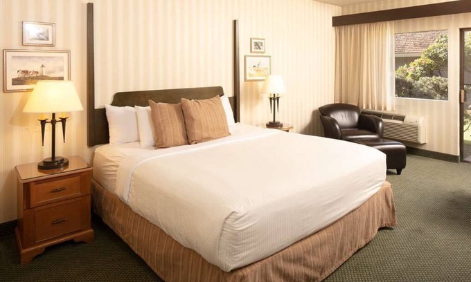Wilburton Hotel | Affordable Lodging! Breakfast Included! Near Meydenbauer Bay Park! Pets Allowed!
