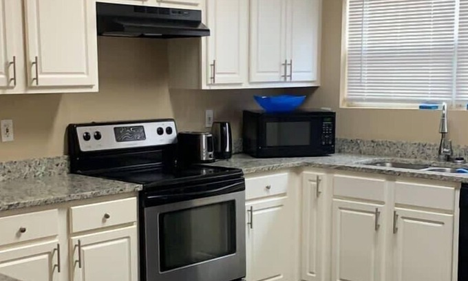 Union City House | Affordable Luxury Apartment (11 min drive from Airport)