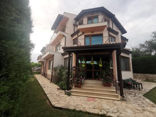Varna Bed & Breakfast | Affordable Rooms with BBQ 5 min drive from beach Villa Lusi