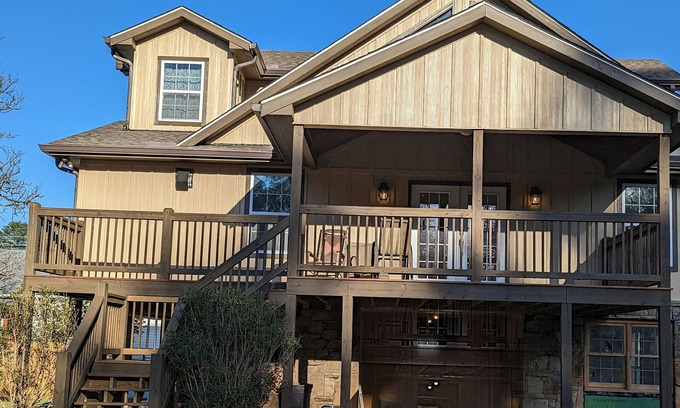 Tiger House | Affordable Rustic Modern Family Home-5 minutes to Town!