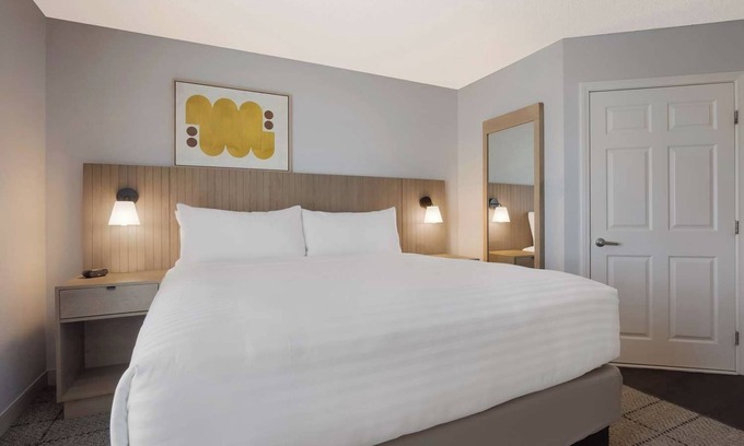 Irvine Industrial Complex-East Hotel | Affordable Stay with Full Kitchen, Private Parking, Pets are Welcome!
