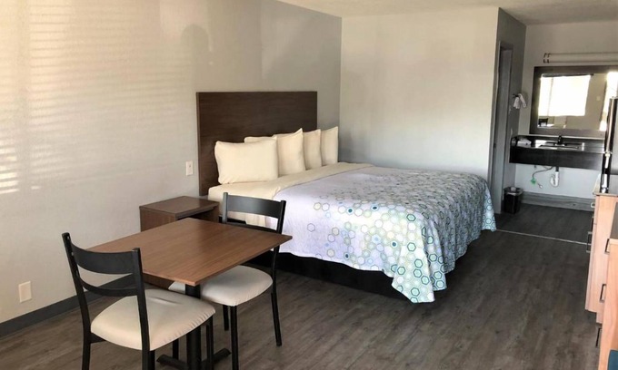 San Antonio Hotel | Affordable Studio w/Kitchenette Near The Alamo – Ideal for Explorers w/Parking