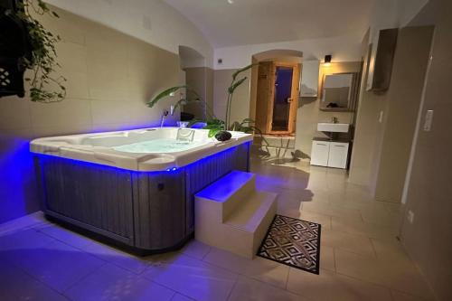 Altlerchenfeld Apartment | African Paradise with Jacuzzi & Sauna