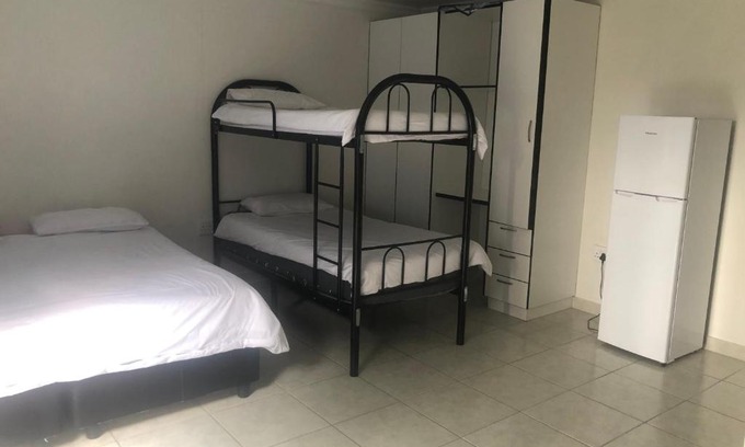 Kempton Park House | Africaren Budget Stay