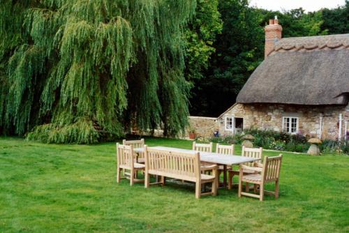 Freshwater House | Afton Thatch: Beautiful Thatched Family Cottage