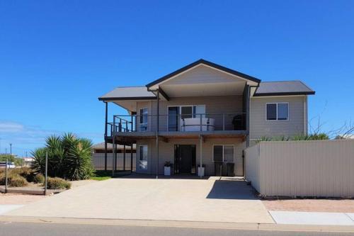 North Beach House | Agape Holiday Home with Pool table ,NBN Internet